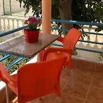 Laura Villa *